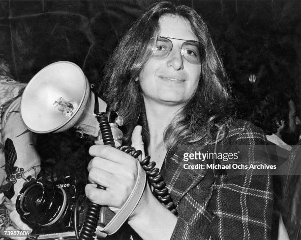 Photographer Annie Leibovitz poses for a photo while shooting a concert circa 1977 in Los Angeles, California.