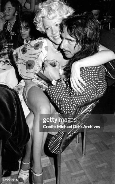 Groupie Miss Pamela snuggles with rock star Alice Cooper Circa 1974 in Los Angeles, California.