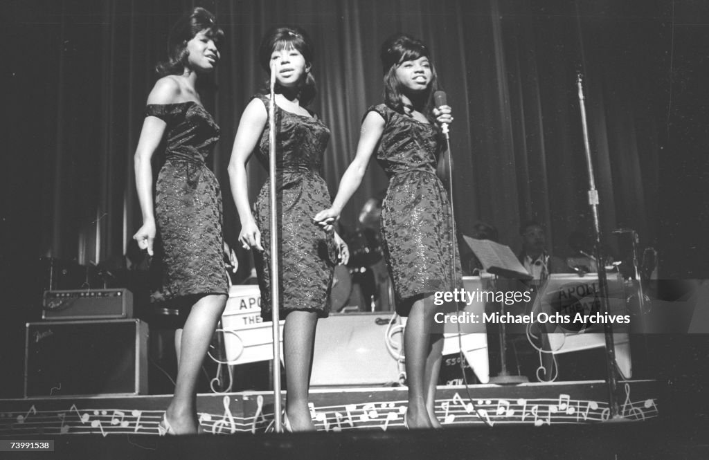 The Dixie Cups Play The Apollo