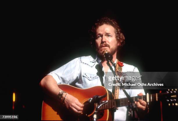 Musician Gordon Lightfoot performs onstage in 1978