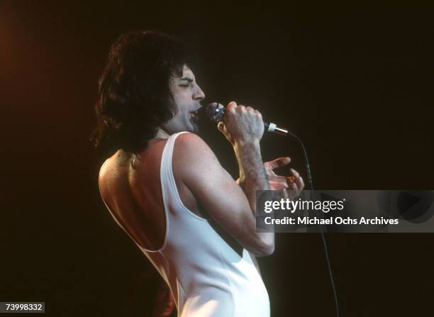 British rock band Queen perform in concert at the Forum on December 22, 1977 in Inglewood, California.