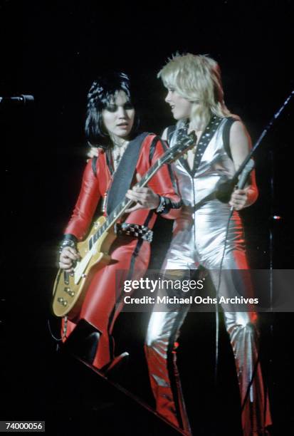 Guitarist Joan Jett & Singer Cherie Currie of the rock band "The Runaways" perform on stage in 1977.