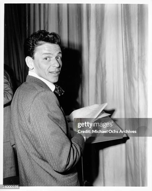 Frank Sinatra Portrait Photos and Premium High Res Pictures - Getty Images