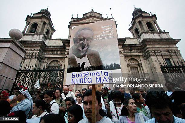 Cientos de catolicos guatemaltecos conmemoran la muerte de Monsenor Juan Jose Gerardi considerado "Martir de la Paz", en Ciudad de Guatemala, el 26...