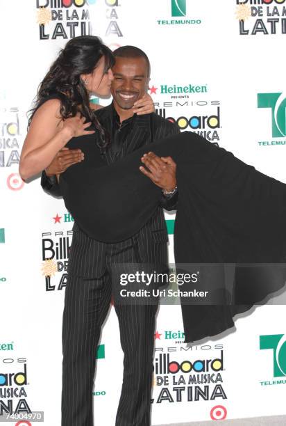 Alexandre Pires and Carolina Dafonseca pose in the press room at the 2007 Billboard Latin Music Awards at the Bank United Center April 26, 2007 in...