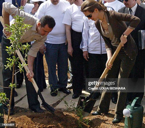 Syrian President Bashar al-Assad and his wife Asma plant a Jasmin bush in old Damascus, 27 April 2007. AFP PHOTO/ LOUAI BESHARA