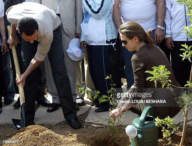Syrian President Bashar al-Assad and his wife Asma plant a Jasmin bush in old Damascus, 27 April 2007. AFP PHOTO/ LOUAI BESHARA