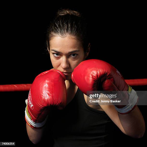 female boxer with gloves up, portrait - 女子ボクシング ストックフォトと画像