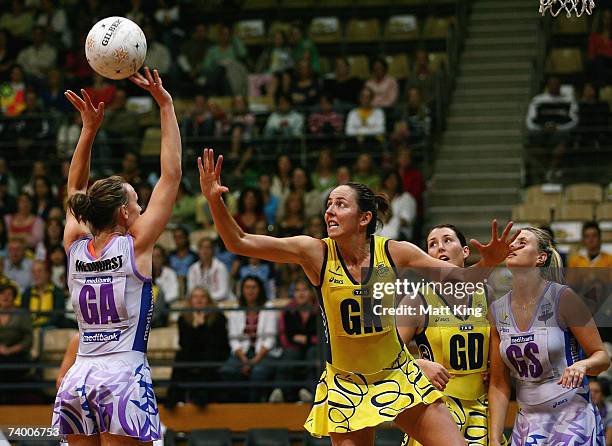 Liz Ellis of the Swifts defends as Natalie Medhurst of the Thunderbirds shoots for goal during the round one 2007 Commonwealth Bank Trophy match...