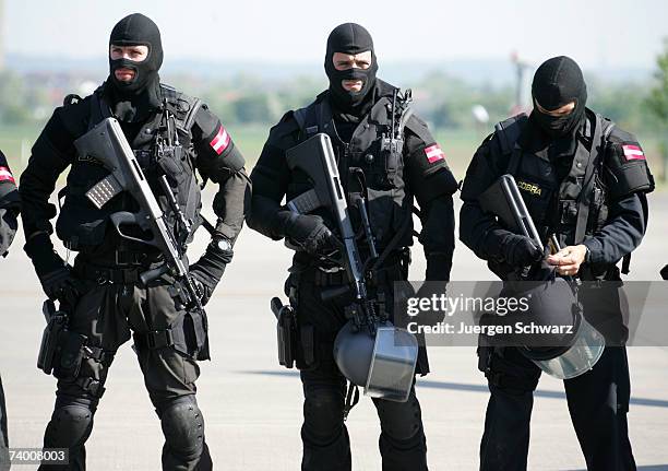 Members of Austria's special police unit "Cobra" pose during a presentation on April 27, 2007 in Sankt Augustin, Germany. Anti-terror special forces...