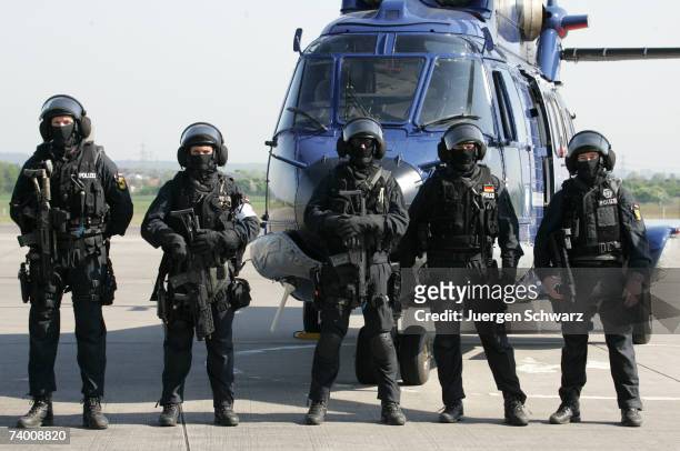 Members of Germany's special police unit "GSG9" pose during a presentation on April 27, 2007 in Sankt Augustin, Germany. Anti-terror special forces...