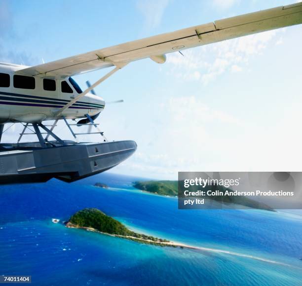 sea plane flying over water - watervliegtuig stockfoto's en -beelden