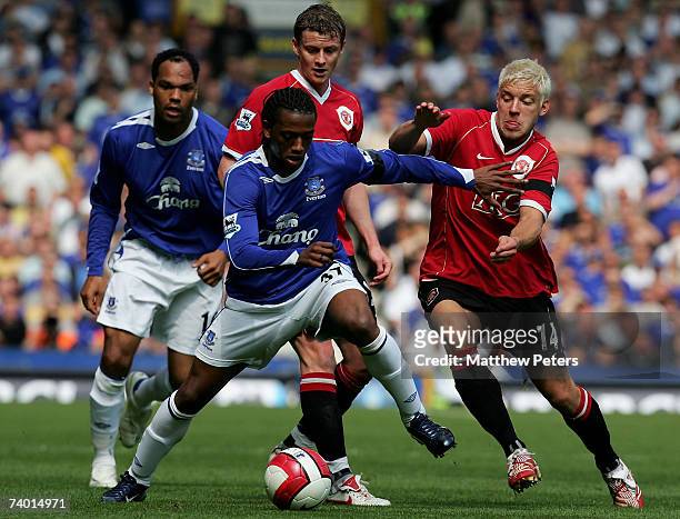 Alan Smith of Manchester United clashes with Manuel Fernandes of Everton during the Barclays Premiership match between Everton and Manchester United...