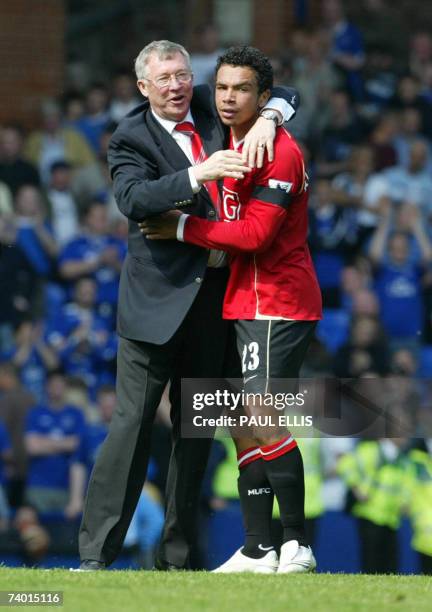 Liverpool, UNITED KINGDOM: Manchester United manager Sir Alex Ferguson and Kieran Richardson embrace after their English Premiership football match...