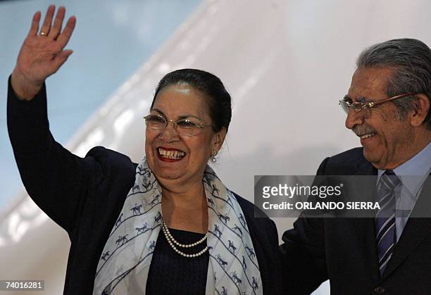 El ex dictador guatemalteco Efrain Rios Montt observa mientras su esposa Teresita saluda, durante la asamblea nacional extraordinaria del Frente...