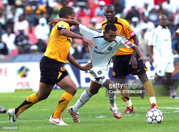 Johannesburg, SOUTH AFRICA: TO GO WITH AFP STORY Pirates striker Excellent Walaza tries to break through, 28 April 2007, Chiefs players Fabian...