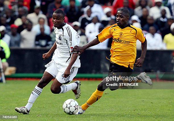 Johannesburg, SOUTH AFRICA: TO GO WITH AFP STORY Chiefs Rudzanik Ramudzuli breaks through, 28 April 2007, Pirates Tinashe Nengomashe during the...