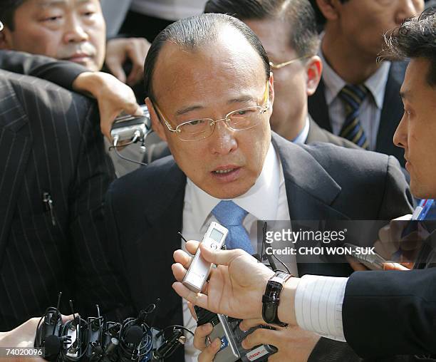Kim Seung-Youn, chief of South Korea's Hanwha Group, speaks to the press while turning himself in to the Seoul district police, 29 April 2007 for...