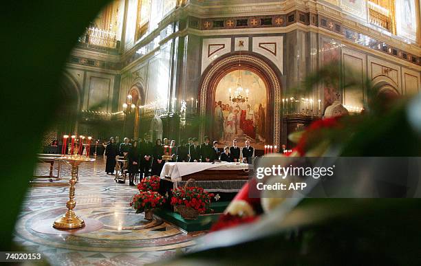 Moscow, RUSSIAN FEDERATION: Relatives attend the burial service for the master cellist, Russian musician Mstislav Rostropovich, at Christ the Saviour...