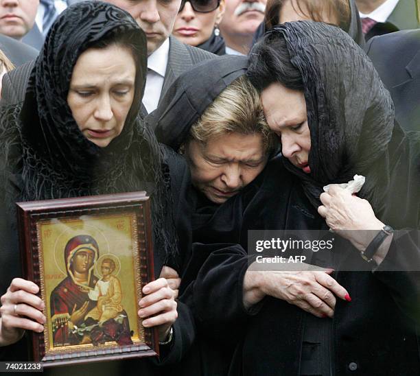 Moscow, RUSSIAN FEDERATION: The widow of the master cellist, Russian musician Mstislav Rostropovich, Galina Vishnevskaya , her daughter Olga , and...