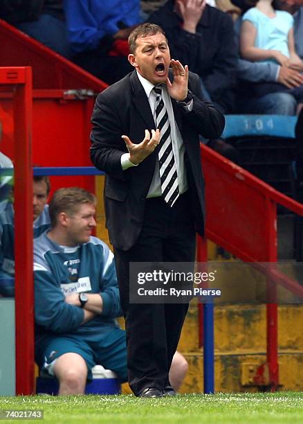 Derby Manager Billy Davies instructs his players during the Coca Cola Championship match between Crystal Palace and Derby County at Selhurst Park on...