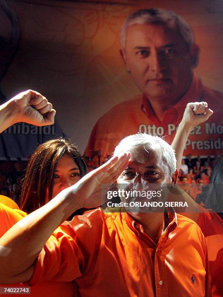 Guatemala City, GUATEMALA: El general retirado Otto Perez Molina saluda militarmente tras ser proclamado candidato a la presidencia de Guatemala por...