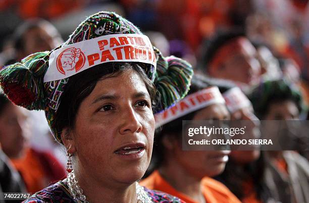 Guatemala City, GUATEMALA: Mujeres indigenas participan en el acto de proclamacion del general retirado Otto Perez Molina como candidato a la...