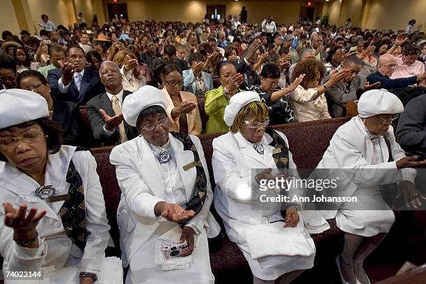 The congregation takes part in a prayer for Democratic presidential hopeful Senator Barack Obama during a service commemorating the Los Angeles riots...