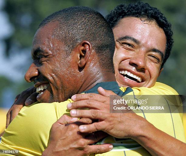 Marvin Gordon , defensa de Petapa, es felicitado por Raul Gonzales al anotar el tercer gol ante Zacapa en partido del Torneo Clausura-2007 del futbol...