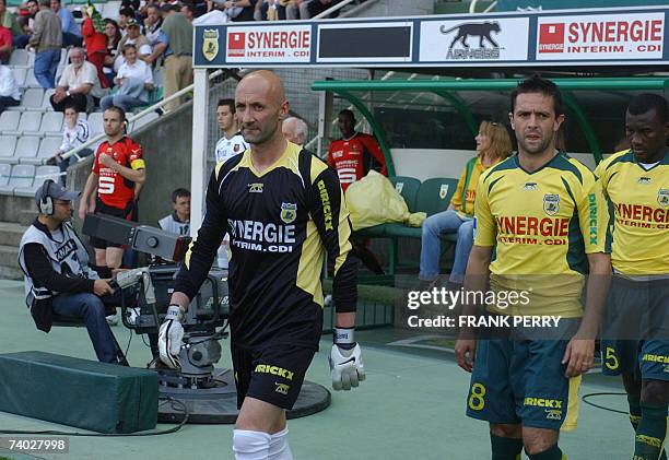 Picture taken 28 April 2007 shows Nantes' s goalkeeper Fabien Barthez and his teammates during the French L1 football match Nantes vs. Rennes, in the...