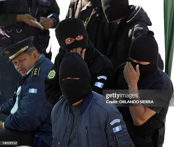 Miembros del Nucleo de Accion Rapida de la Policia Nacional Civil , algunos con sus rostros cubiertos, se encuentran amotinados en la sede de su...