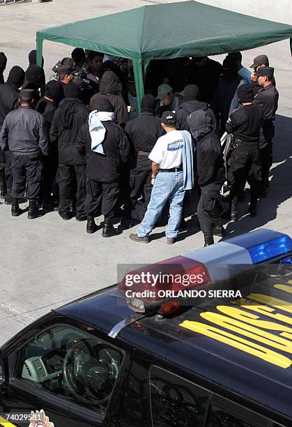 Integrantes del Nucleo de Accion Rapida de la Policia Nacional Civil , que permanecen con sus rostros cubiertos, negocian con jerarcas cuando llevan...
