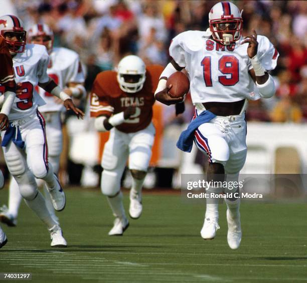 Eric Dickerson of the Southern Methodist University Mustangs carries the ball in a game against the University of Texas Longhorns on October 23, 1982...