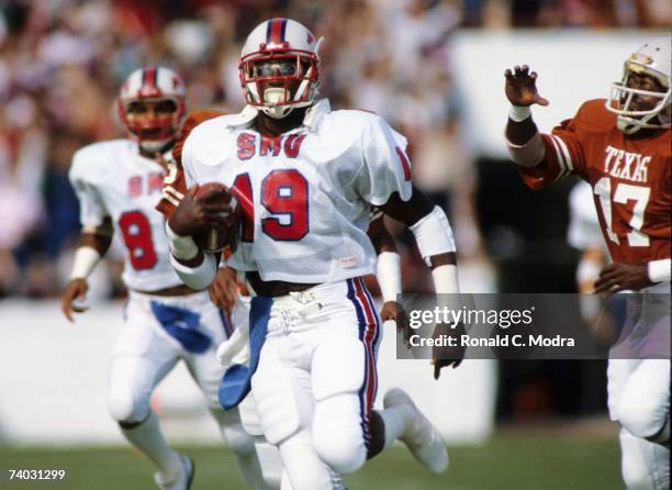 Eric Dickerson of the Southern Methodist University Mustangs carries the ball in a game against the University of Texas Longhorns on October 23, 1982...