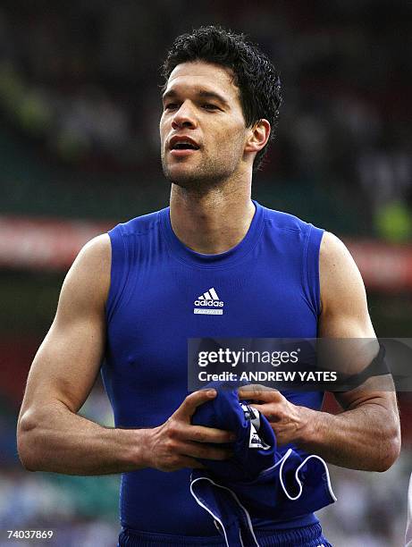 Manchester, UNITED KINGDOM: FILES - Picture taken 15 April 2007 shows Chelsea's German midfielder Michael Ballack preparing to throw his shirt into...