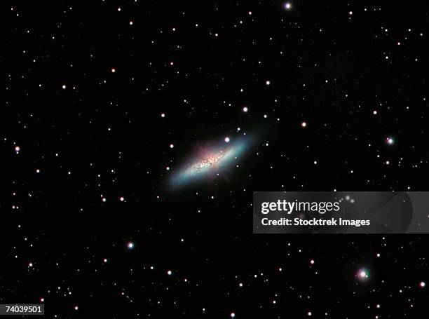 galaxy m82 in ursa major - galaxia-starburst fotografías e imágenes de stock