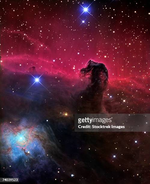the horsehead nebula, also known as barnard 33 in bright nebula ic 434, is a dark nebula in the constellation orion. - nebulosa cabeza de caballo fotografías e imágenes de stock