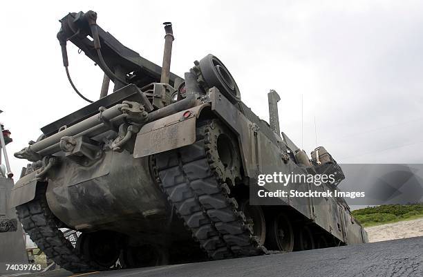 an m88a2 hercules recovery vehicle with rumbles aboard a landing craft, air-cushioned from assault craft unit-4 during an unload of vehicles, troops and equipment at onslow beach, marine corps base camp lejeune, n.c., august 17, 2006. - hercules fotografías e imágenes de stock