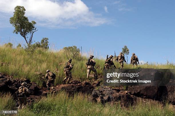 marines from co. c, battalion landing team 1st battalion, 4th marine regiment, camp pendleton, california, patrol the rugged australian outback near townsville, march 17 during a four-day training exercise that began march 13. - army stock pictures, royalty-free photos & images