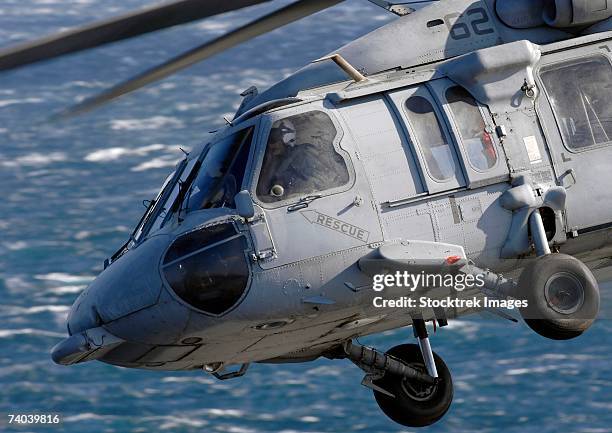 atlantic ocean (february 8, 2007) - an mh-60s seahawk assigned to helicopter combat support squadron two six banks away from the fantail of nimitz-class aircraft carrier uss harry s. truman after delivering ordnance from uss theodore roosevelt. - sh 60 seahawk photos et images de collection