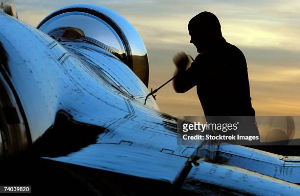 airman tightens down an f-16 fighting falcon canopy after a periodic inspection at nellis air force base, nevada. the u.s. air force thunderbirds perform more than 65 shows annually across the united states and abroad. - u know imagens e fotografias de stock