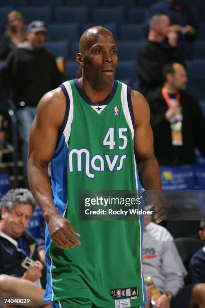 Kevin Willis of the Dallas Mavericks warms up prior to the game against the Golden State Warriors at Oracle Arena on April 17, 2007 in Oakland,...