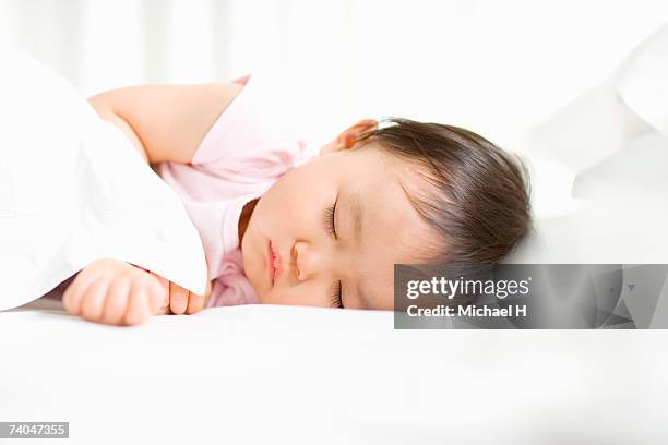 baby girl (15-18 months) sleeping on bed - one baby girl only - fotografias e filmes do acervo