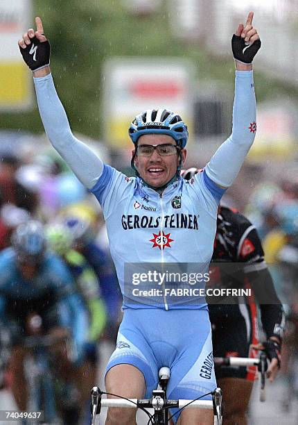 La-Chaux-de-Fonds, SWITZERLAND: Germany's Markus Fothen raises his arms as he wins 02 May 2007 the 1st stage, Granges-Paccot to La Chaux-de-Fonds,...