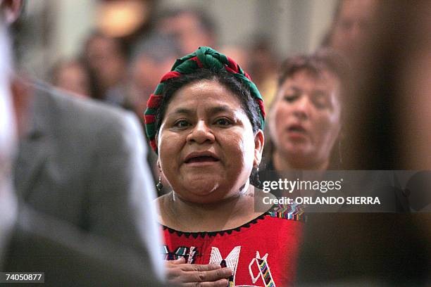 Rigoberta Menchu, candidata presidencial del partido Encuentro por Guatemala, escucha la convocatoria a elecciones por parte de Oscar Edmundo...