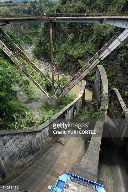 Una mujer observa el 02 de mayo de 2007 desde un puente las compuertas de la represa de Cachi, ubicada unos 30 kilometros al este de San Jose, y la...