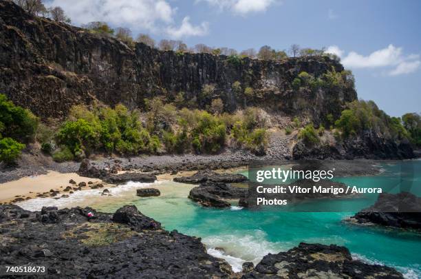 scenery of pigs bay with beach, cliffs and rock formations - bay of pigs stockfoto's en -beelden