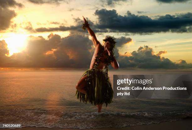 hawaiian man hula dancing on beach - hawaiianischer abstammung stock-fotos und bilder