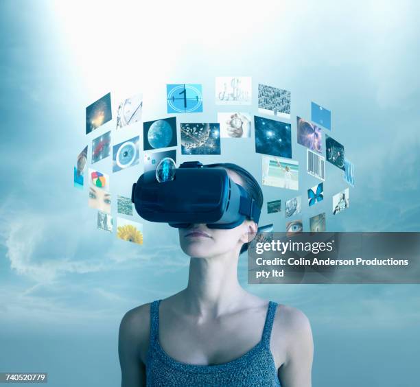 pacific islander woman wearing virtual reality goggles - réalité augmentée photos et images de collection