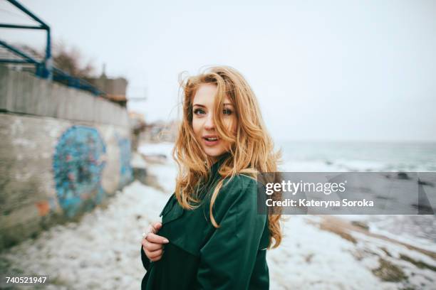 portrait of smiling caucasian woman on beach - tossing hair facing camera woman outdoors stock pictures, royalty-free photos & images